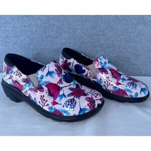 Klogs Women's sz 7 Ascent Happy Flowers Patent Slip Resistant Nursing Clogs